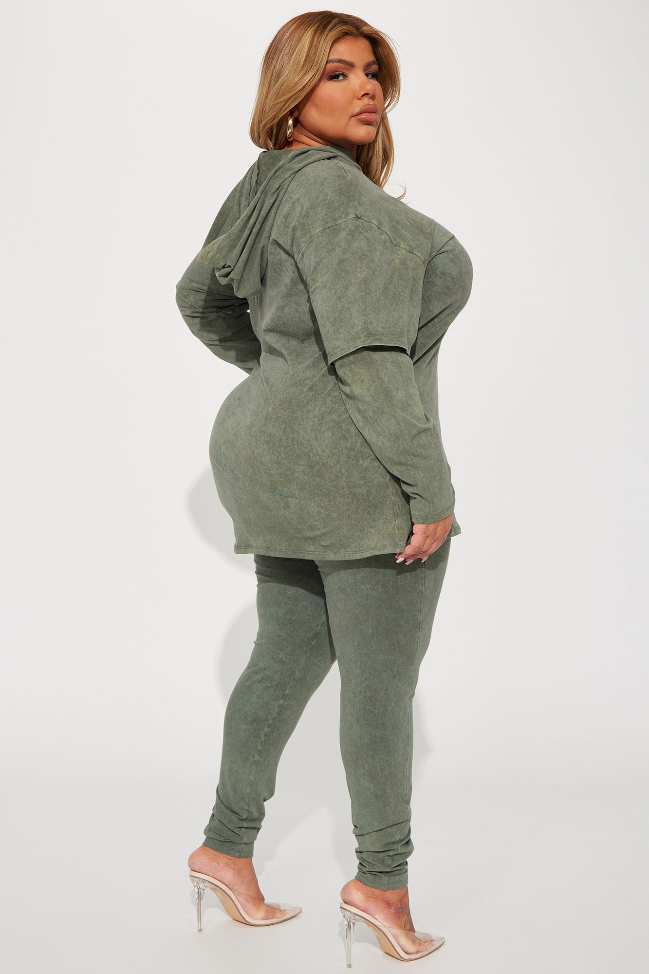 02-14-23Studio6_DD_CM_15-09-21_43_TP16237_Olive_P_7472_PLUS_MP